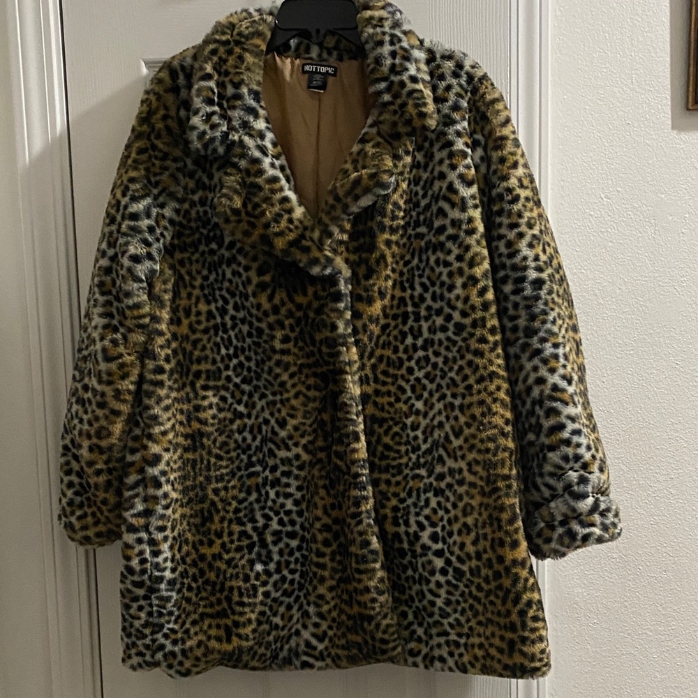 Hot Topic  Leopard Print Teddy Jacket